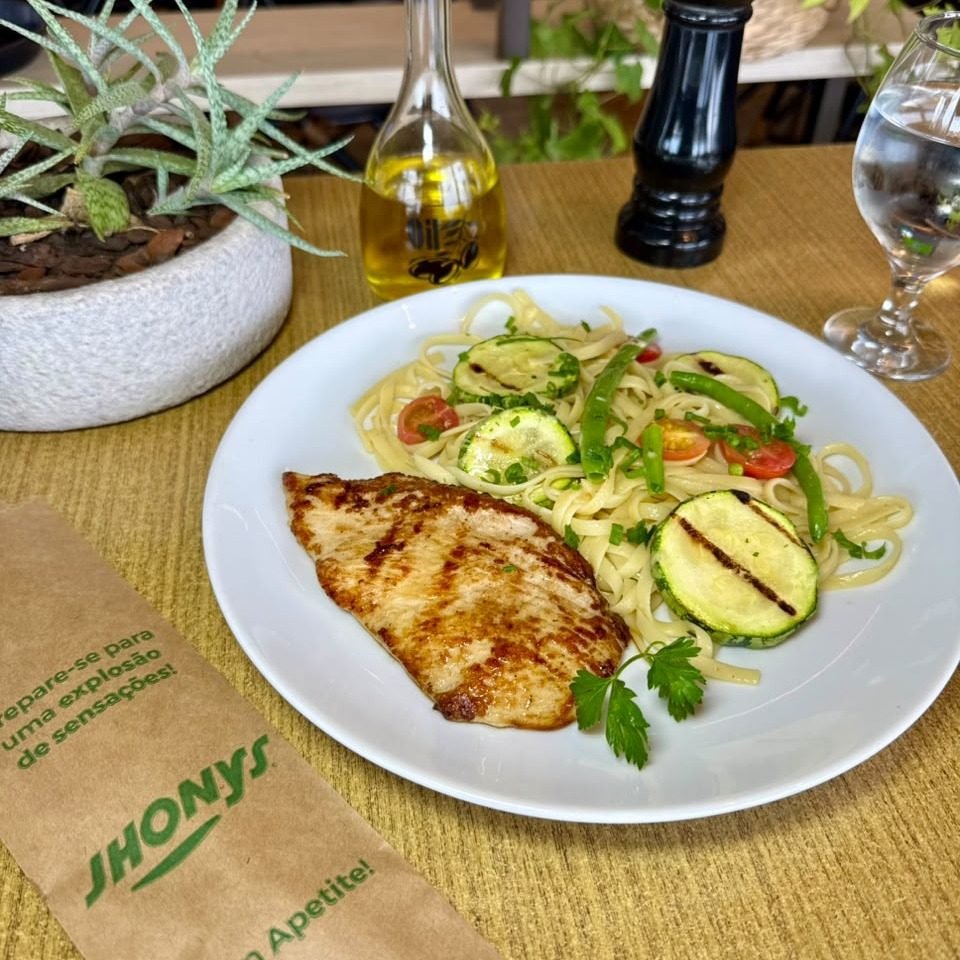 Filé de frango grelhado com fettuccine