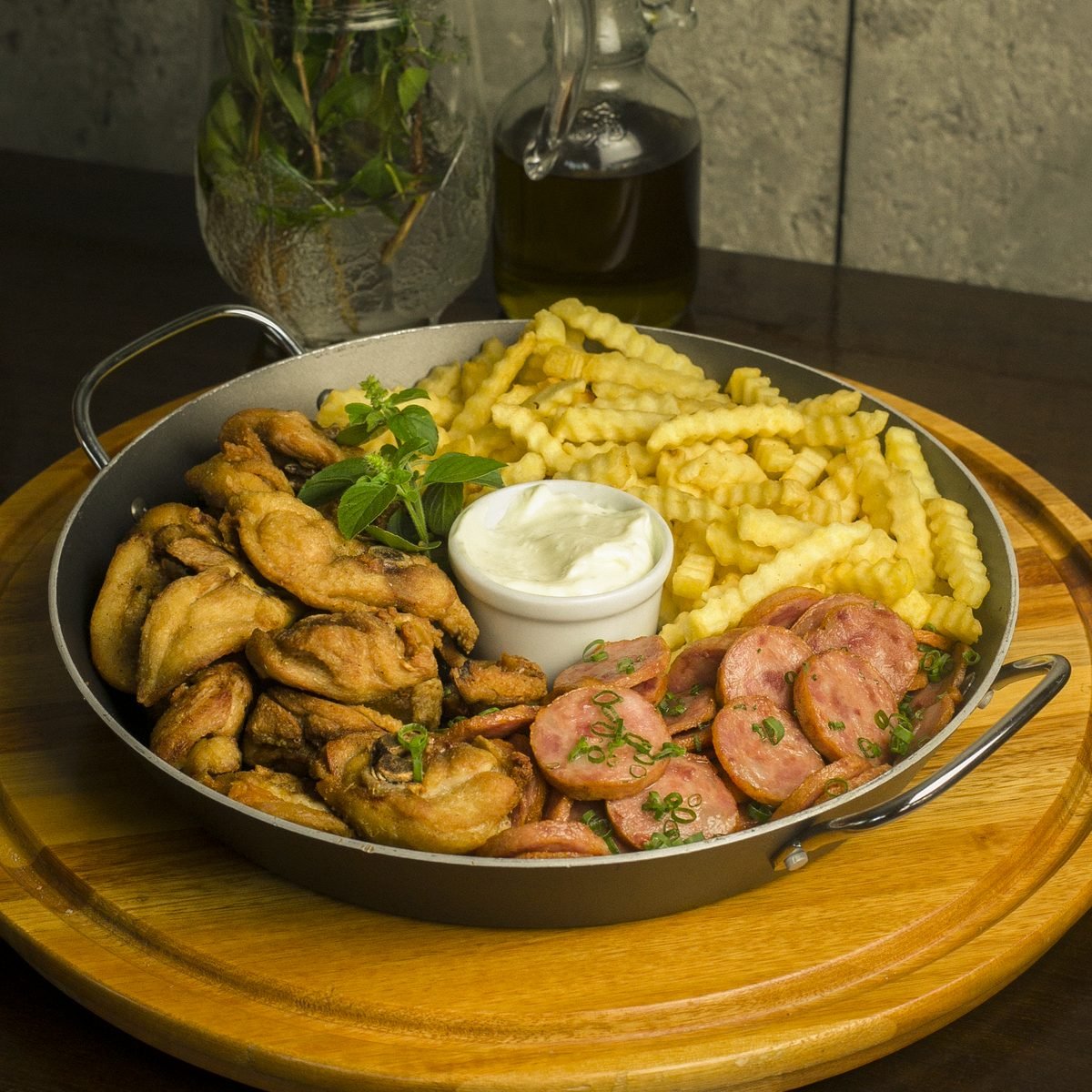 Tacho da Família — Tacho de frango e linguiça com fritas e maionese da casa, para dividir.